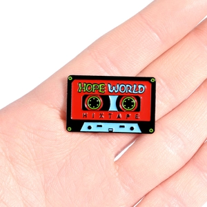 Épingle en émail rétro Hope World en forme de cassette avec couleurs bleu et rouge