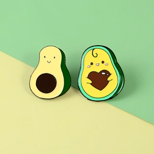 Broches mignonnes en émail avocat avec noyau en cœur sur fond vert et jaune vif