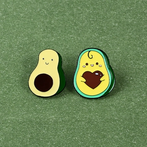 Vue détaillée de deux pin's en émail avocat mignons avec un cœur et un sourire