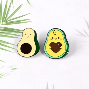 Lot de deux broches en émail avocat mignon avec visages souriants et cœurs