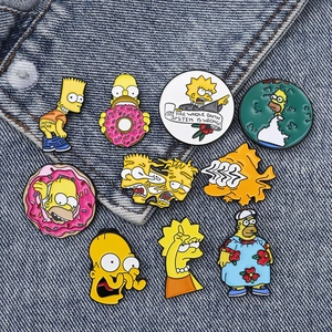 Set de pin's en émail avec personnages des Simpsons sur fond en jean bleu