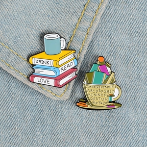 Spilla in Smalto Creativa con Libri Impilati e Tazza in Lega Laccata Tema Lettura Letteraria Distintivo per Studenti Donna Accessori per Borse Abbigliamento