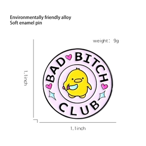 Détail du pin's émaillé rond montrant un poussin jaune et le texte Bad Bitch Club