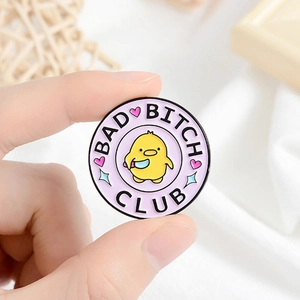 Badge émaillé de canard mignon avec texte Bad Bitch Club sur fond violet rond