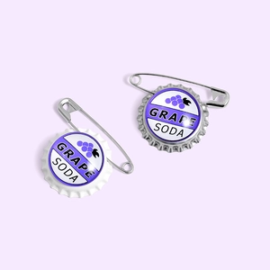 Detailopname van een Grape Soda dopspeld met paars druivenontwerp op een lila achtergrond