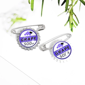 Detailopname van Grape Soda flesdop emaille spelden met een metalen afwerking en sluiting