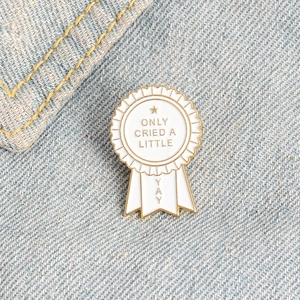Broche Amusante en Forme de Médaille de Récompense Alliage Émail Only Cried A Little Yay Lettres Badge Décoration Vêtements Sac à Dos
