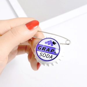 Handgehouden vintage druiven frisdrank flesdop emaille speld creatieve broche