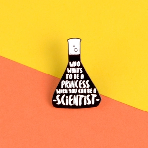 Détail du pin's émaillé scientifique avec message inspirant sur fond bicolore moderne