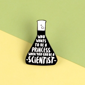 Spilla in Smalto a Tema Scientifico Forma di Matraccio di Erlenmeyer in Lega con Scritta Scientist per Zaino Cappello Vestiti Gioielli