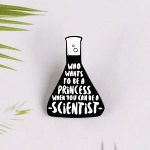 Épingle émaillée en forme de bécher scientifique avec slogan inspirant pour vêtement