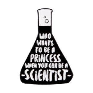 Broche bécher en émail créatif avec citation Scientist sur fond blanc minimaliste