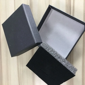 Vierkante zwarte kartonnen sieradendoos met zilveren glitter sponsinzetstuk voor ringen
