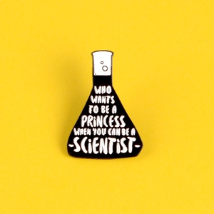 Spilla smaltata beuta da scienziato con slogan motivazionale su sfondo giallo acceso
