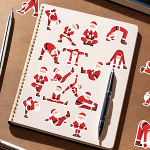 Detailansicht kreativer Yoga-Weihnachtsmann-Aufkleber auf Notizbuch mit Holzuntergrund