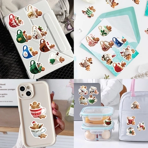 Dettaglio di simpatici adesivi natalizi con omino di pan di zenzero su laptop e cellulare