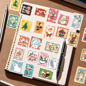 Vue détaillée des autocollants de Noël avec effet brillant sur une page de carnet
