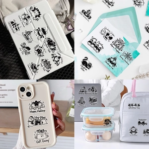 Autocollants de Noël en PET imperméables sur une coque de téléphone et un carnet