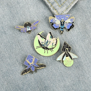 Spilla In Smalto Insetto Luminoso Glow In Dark Farfalla Falena Lucciola Coleottero Distintivo Luna Stella Gioielli