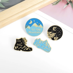 Lot de pins émaillés sur le thème de la randonnée avec motifs montagne et bottes