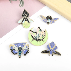 Set de 5 broches émaillées phosphorescentes avec papillons de nuit et motifs lunaires