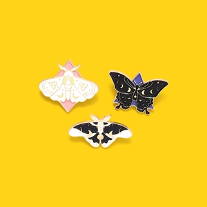Ensemble de 3 broches émaillées papillon avec phases lunaires sur fond jaune vif