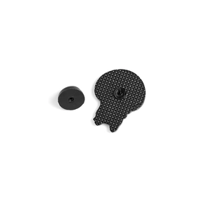Détail de l'arrière de l'épingle en émail noir avec texture antidérapante et fermoir noir