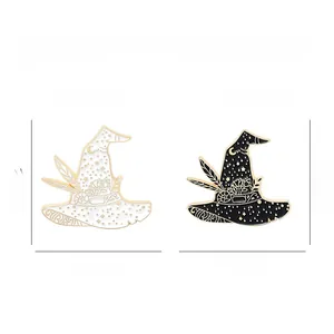 Dettaglio delle spille a cappello di strega in lega con motivi luna e stella, 1,2x1,3 pollici