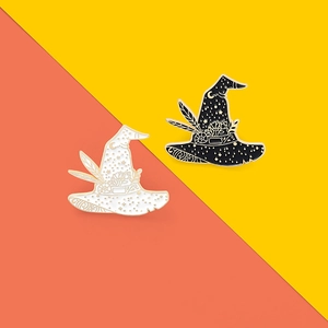 Spille smaltate a cappello di strega in nero e bianco con motivi di fiori e lune