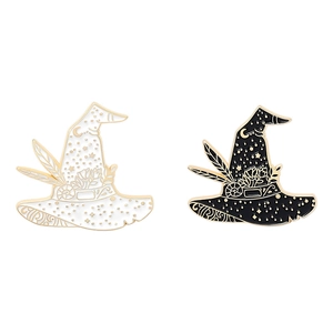 Spille a cappello di strega in lega con motivi smaltati di luna e stelle in nero e bianco