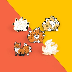 Cinq jolies broches en émail de renard en blanc et orange sur fond vif et coloré