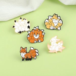 Broches mignonnes en émail motif renard à neuf queues avec divers designs de dessins animés
