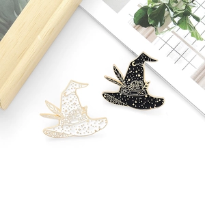 Spille in smalto a forma di cappello da strega con motivi di luna e stelle per vestiti