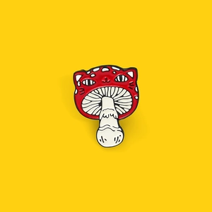 Mignonne broche chat champignon rouge en émail sur un fond jaune vif éclatant