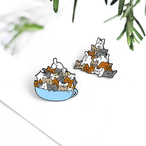 Broche en Émail Créative Chats Empilés Dessin Animé Badges en Alliage d'Animaux Mignons pour Décoration de Sac à Dos Femmes Enfants