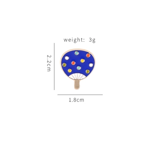 Détail de la broche en émail éventail Uchiwa de 1,8x2,2cm avec des pois multicolores