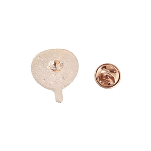 Détail du support de badge en métal or rose et de son fermoir papillon assorti