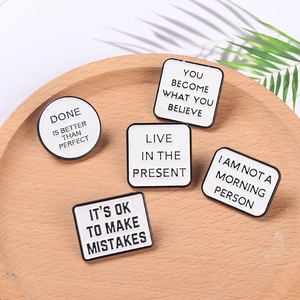 Lot de pins émaillés minimalistes avec citations inspirantes et formes géométriques