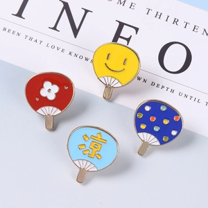 Lot de quatre épingles en émail d'éventails japonais aux motifs colorés de style estival