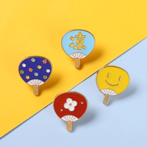 Lot de quatre pin's émaillés en forme d'éventail japonais Uchiwa aux motifs d'été