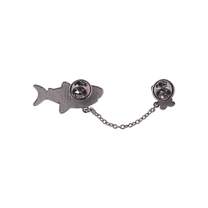 Dettaglio del retro della spilla a squalo in argento con doppi perni e catena di unione