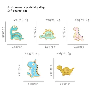 Lot de cinq épingles émaillées dinosaures colorées avec marquages de taille sur blanc