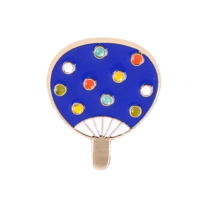 Gros plan sur la broche éventail en émail de style japonais avec pois colorés