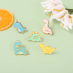 Cinq broches dinosaures colorées en émail disposées à plat avec expressions mignonnes