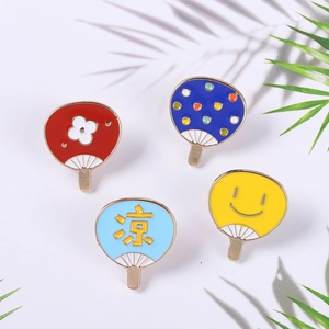 Lot de quatre pin's en émail en forme d'éventail avec motifs d'été variés