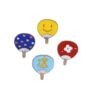 Lot de quatre broches en émail en forme d'éventail Uchiwa avec motifs d'été colorés
