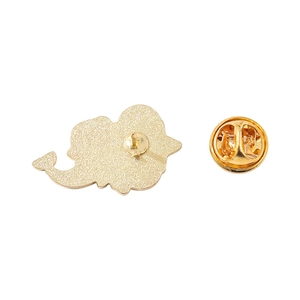Détail du dos de la broche en émail doré avec surface texturée et fermoir papillon