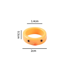 Détail montrant les dimensions de la bague canard jaune en résine avec 1,4cm de diamètre