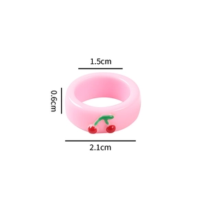Vue détaillée de la bague en résine rose mignonne avec design cerise 3D et dimensions