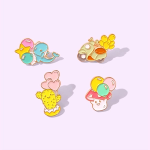 Lot de quatre broches mignonnes en émail avec motifs de baleine, scooter, cactus et champignon